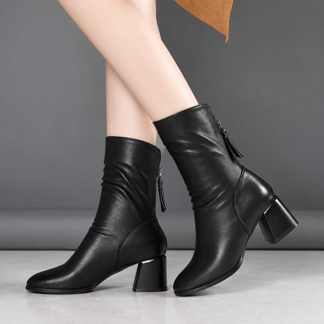 Paire de bottines femme noires de profil, talon carré large et bout effilé