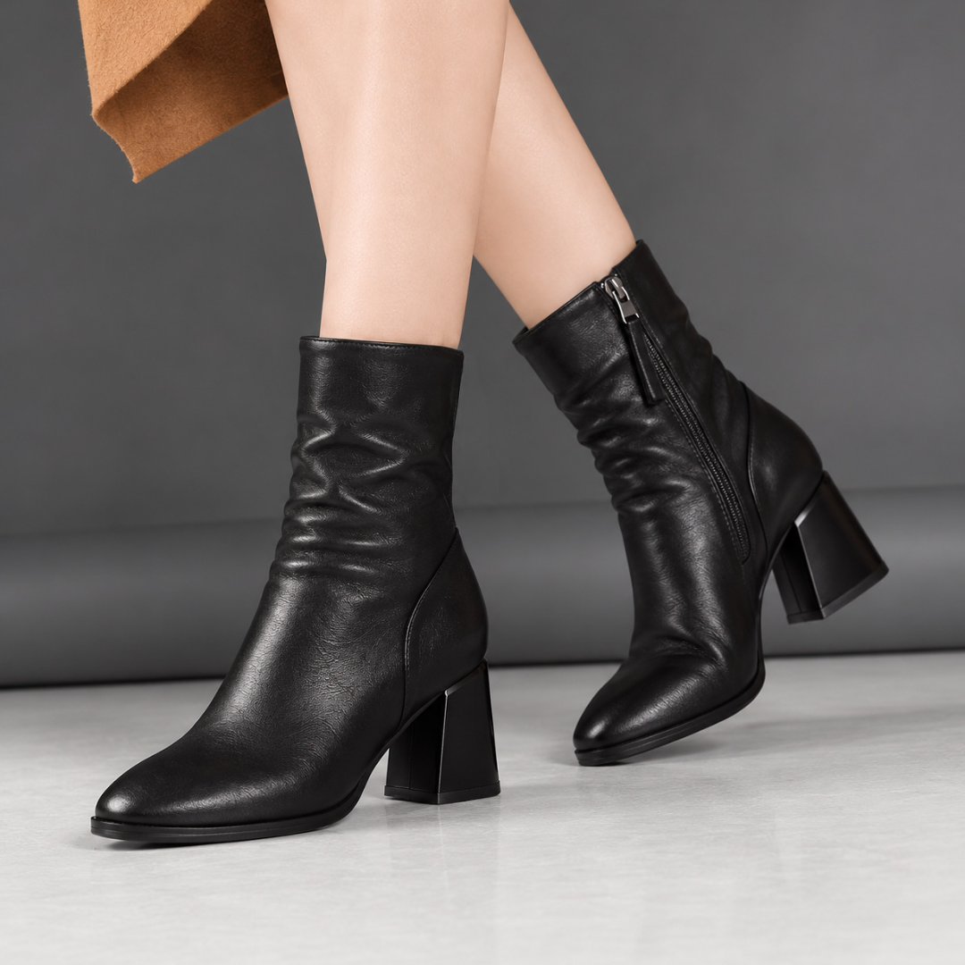 Bottines noires femme en mouvement, fermeture éclair latérale visible sur la tige
