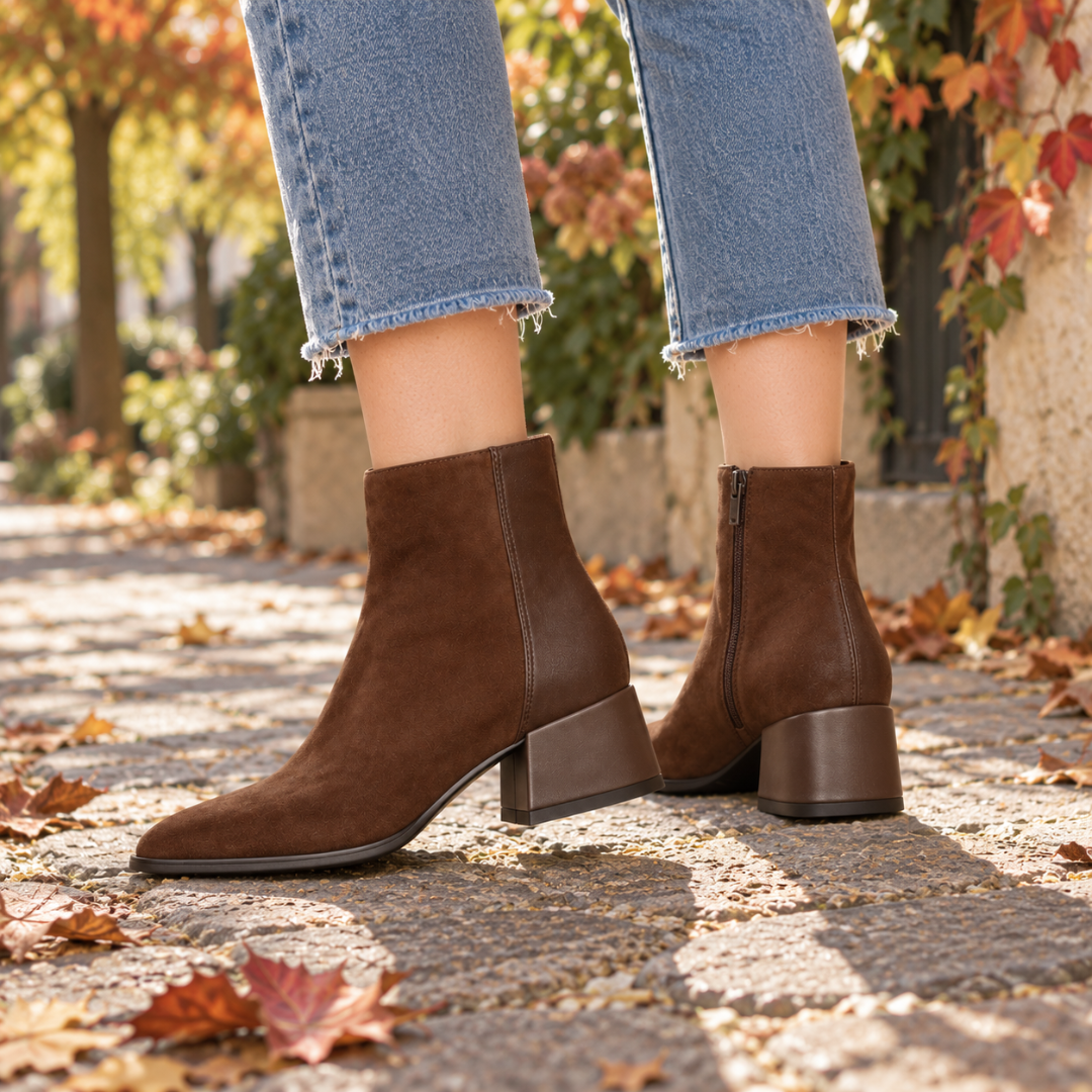 Paire de bottines marron montrant l'empiècement lisse contrastant à l'arrière de la tige