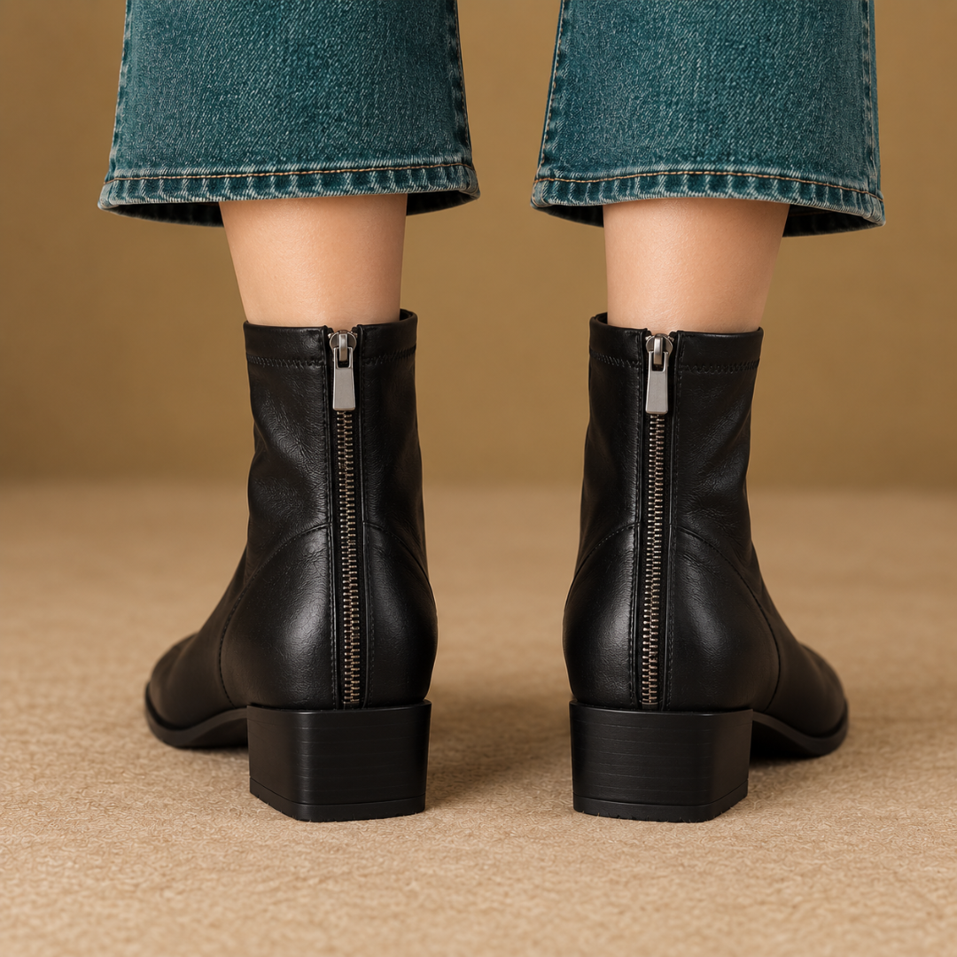 Vue arrière des bottines noires avec zip métallique et talon carré empilé