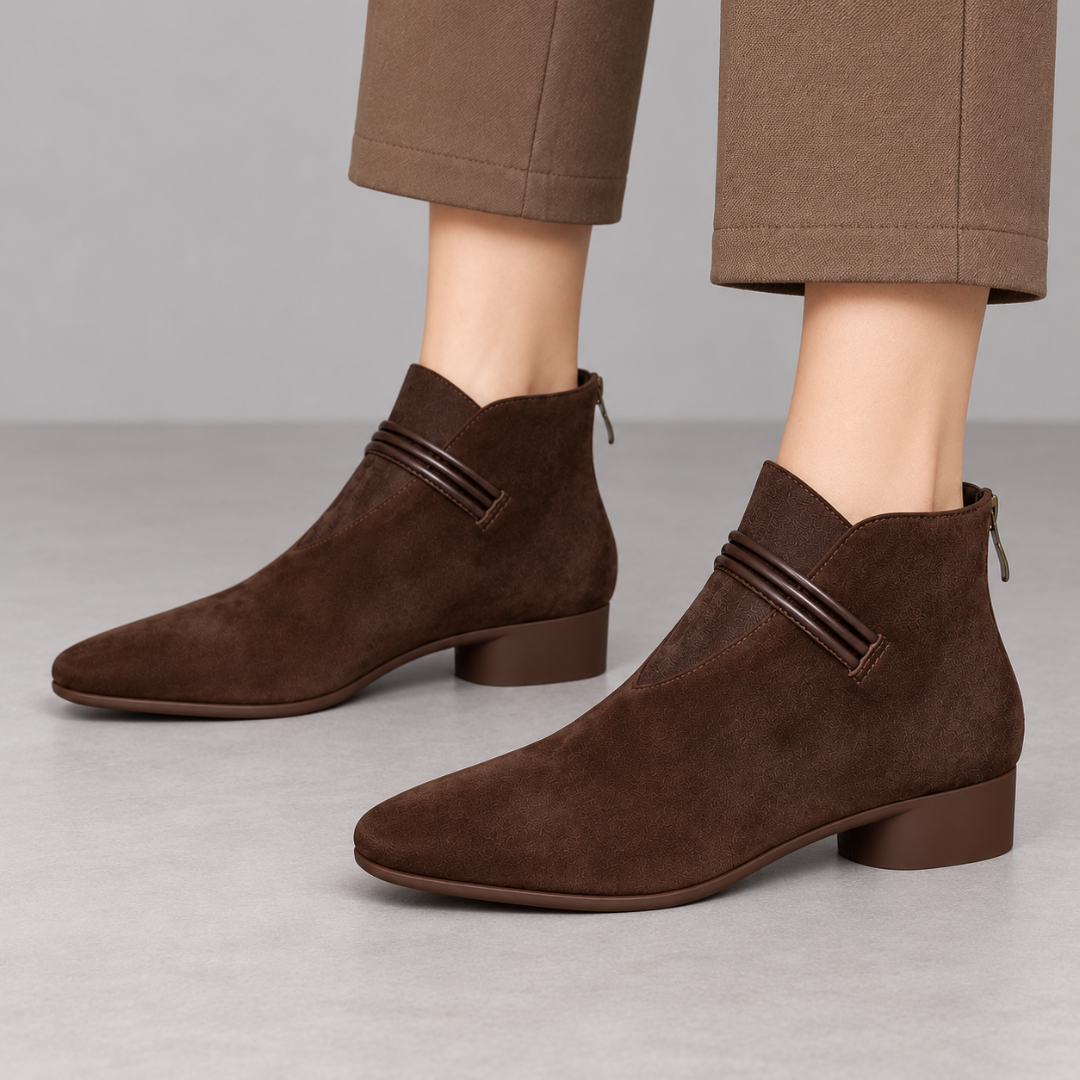 Bottines marron à bout légèrement pointu portées avec un pantalon beige fluide