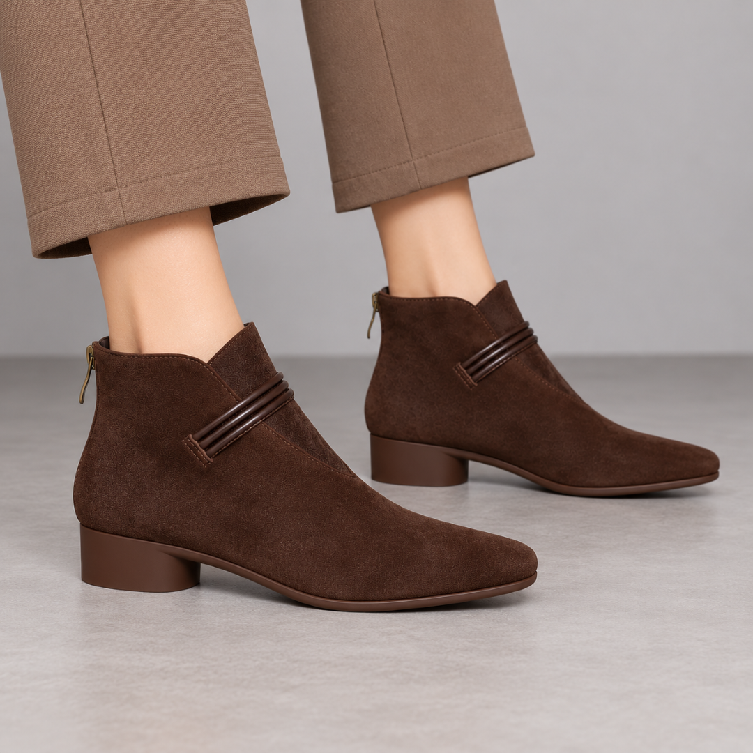 Paire de bottines femme marron, sangles sur la cheville et talon bloc