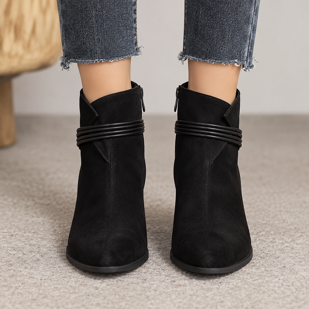 Bottines femme noires vues de face avec sangles fines sur la cheville