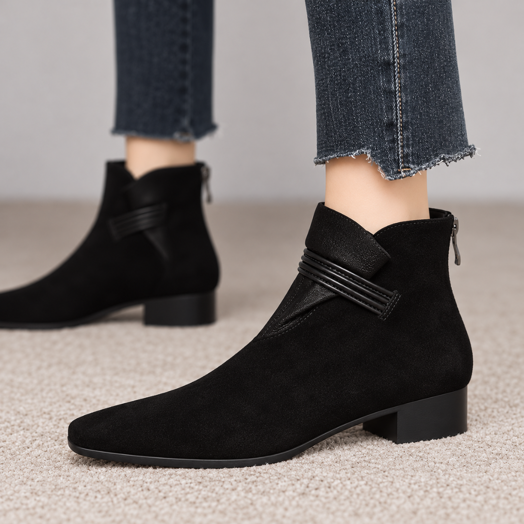 Bottines noires à bout légèrement pointu et fines sangles sur la cheville