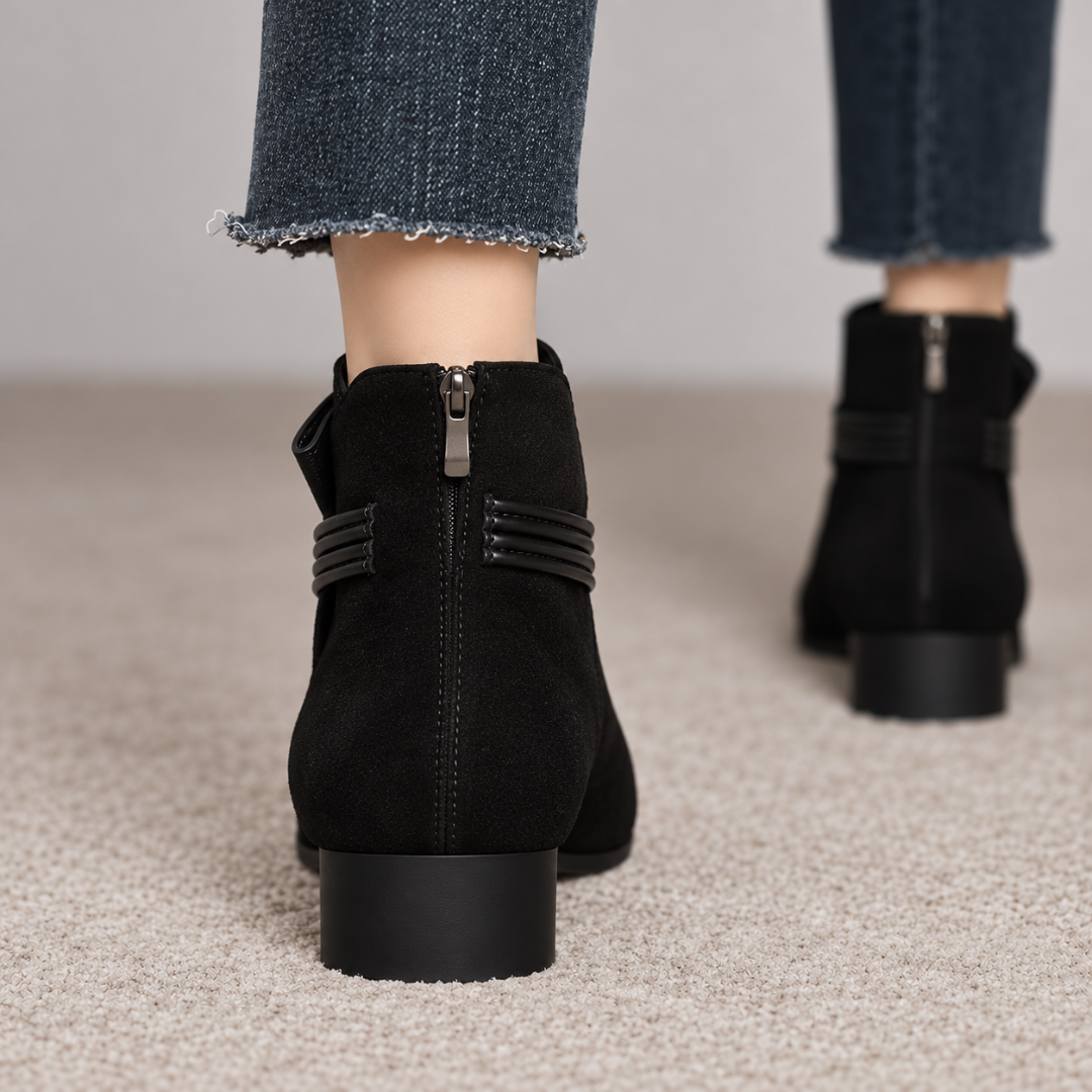Vue arrière des bottines noires avec fermeture zippée et talon bloc