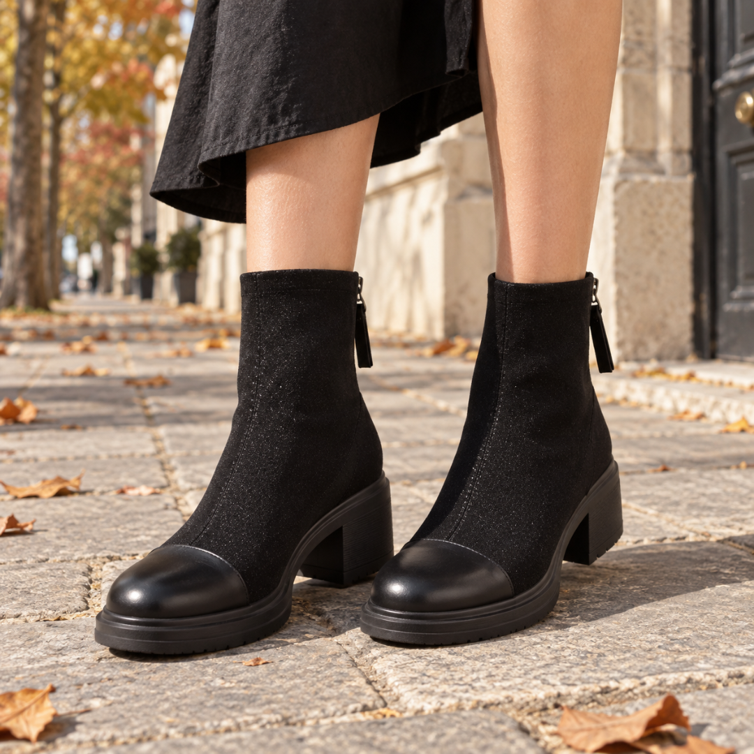 Bottines noires vues de face, talon carré et tige ajustée à la cheville