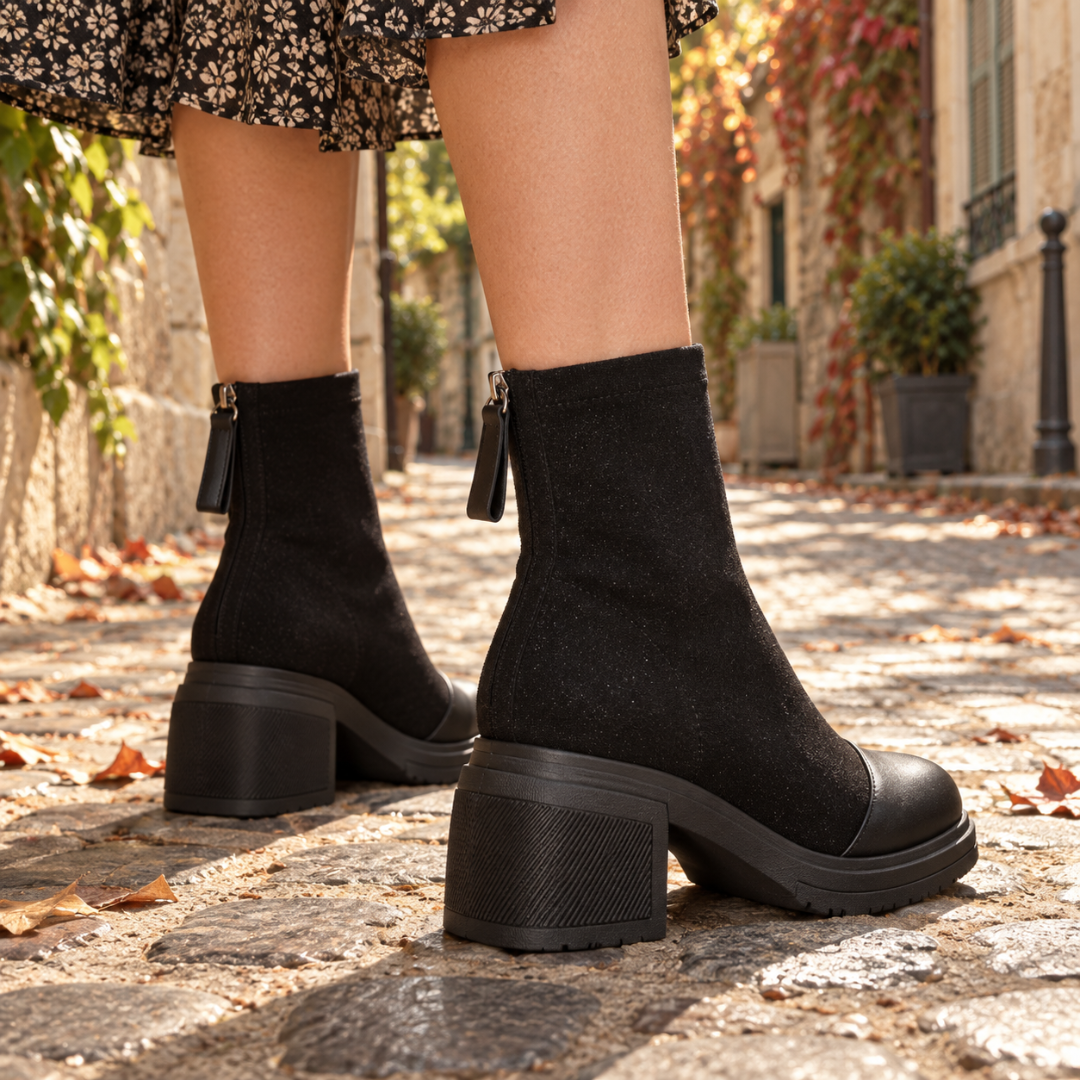 Vue arrière des bottines noires, tirette de zip et talon carré nervuré