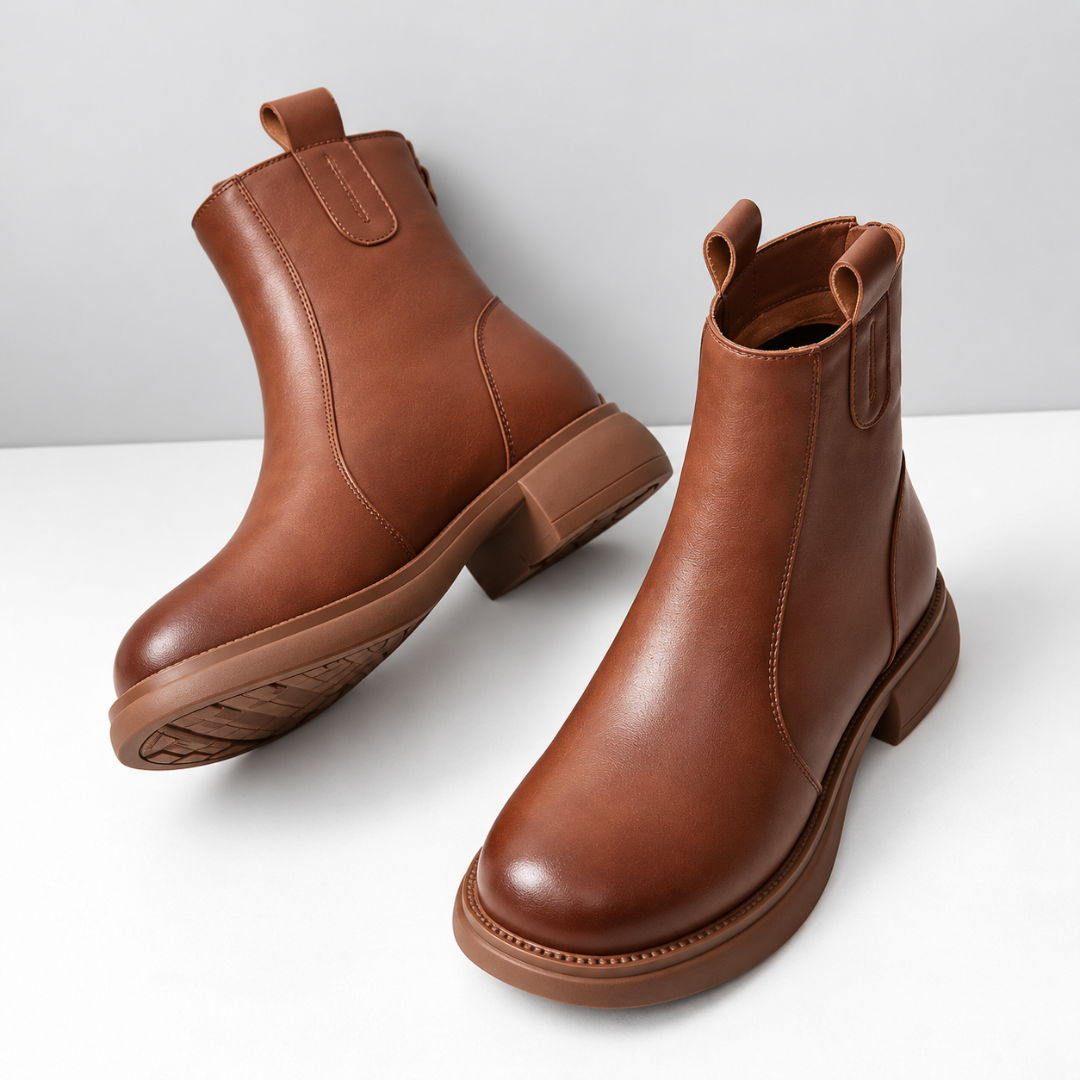 Bottines femme marron inclinées montrant la semelle épaisse et le talon carré