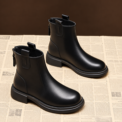 Paire de bottines noires posée, bout rond et petit talon carré