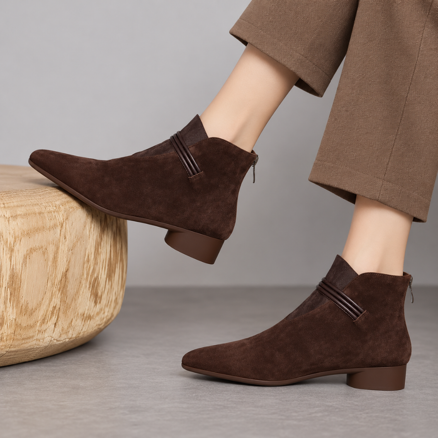 Bottines marron effet daim à talon bloc bas portées avec un pantalon large