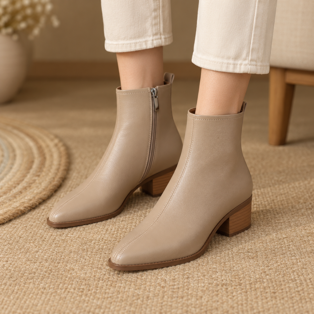 Bottines beiges à zip latéral portées avec un pantalon écru, talon bloc visible