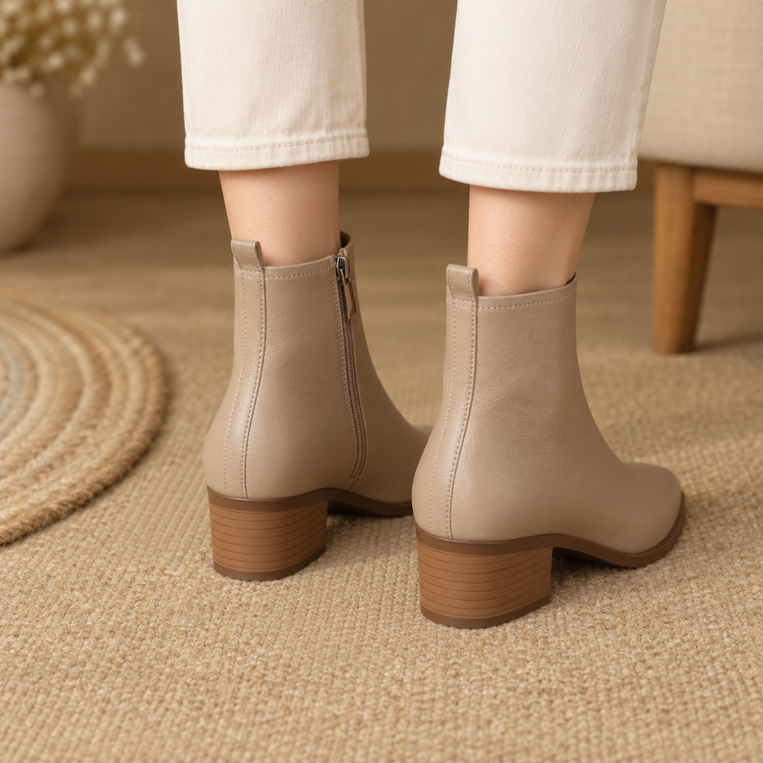 Vue arrière des bottines beiges avec tirette et talon bloc clair