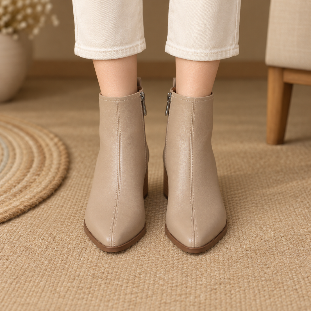 Bottines beiges vues de face, coutures verticales sur l'empeigne et zips latéraux