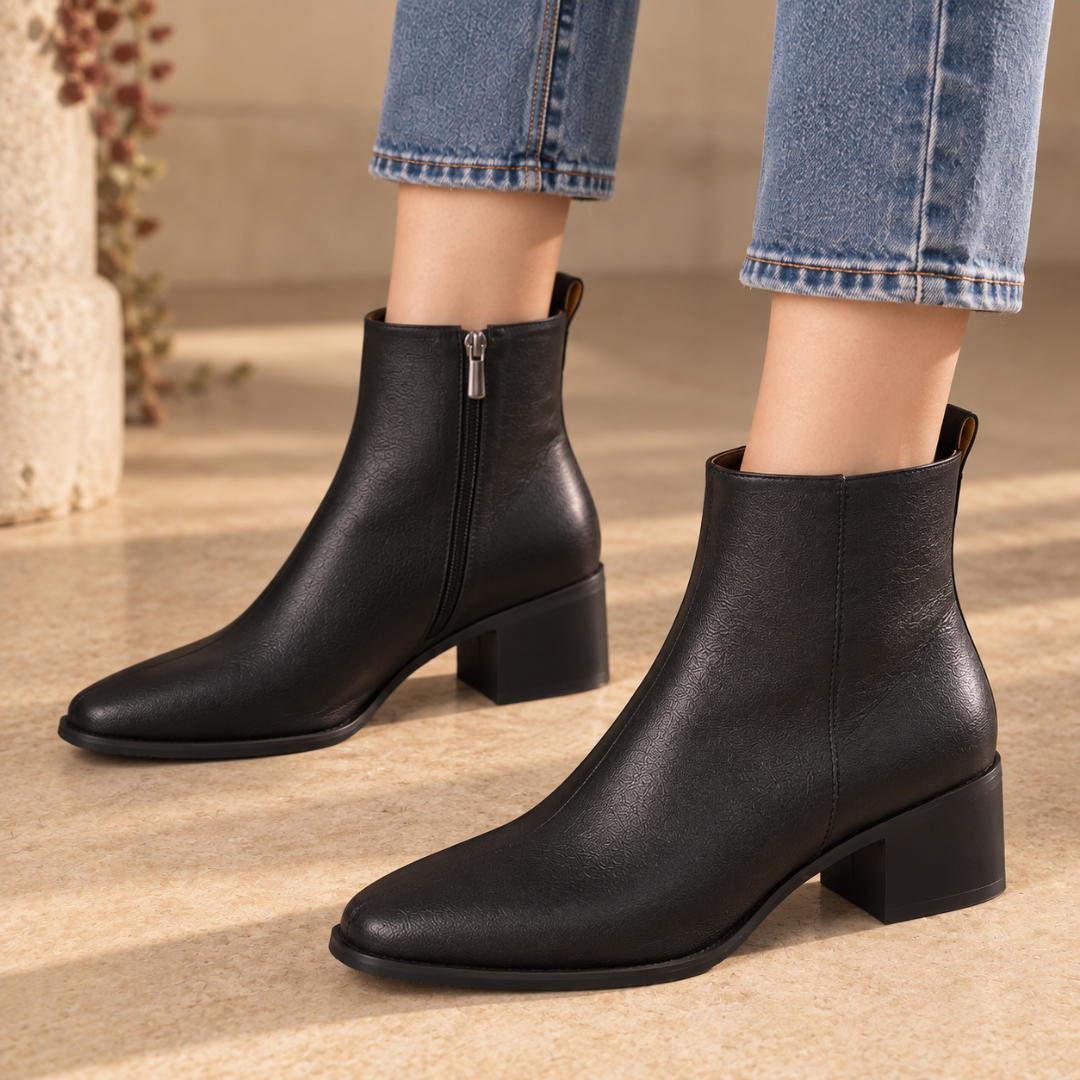 Bottines noires à zip latéral et talon bloc, bout légèrement carré