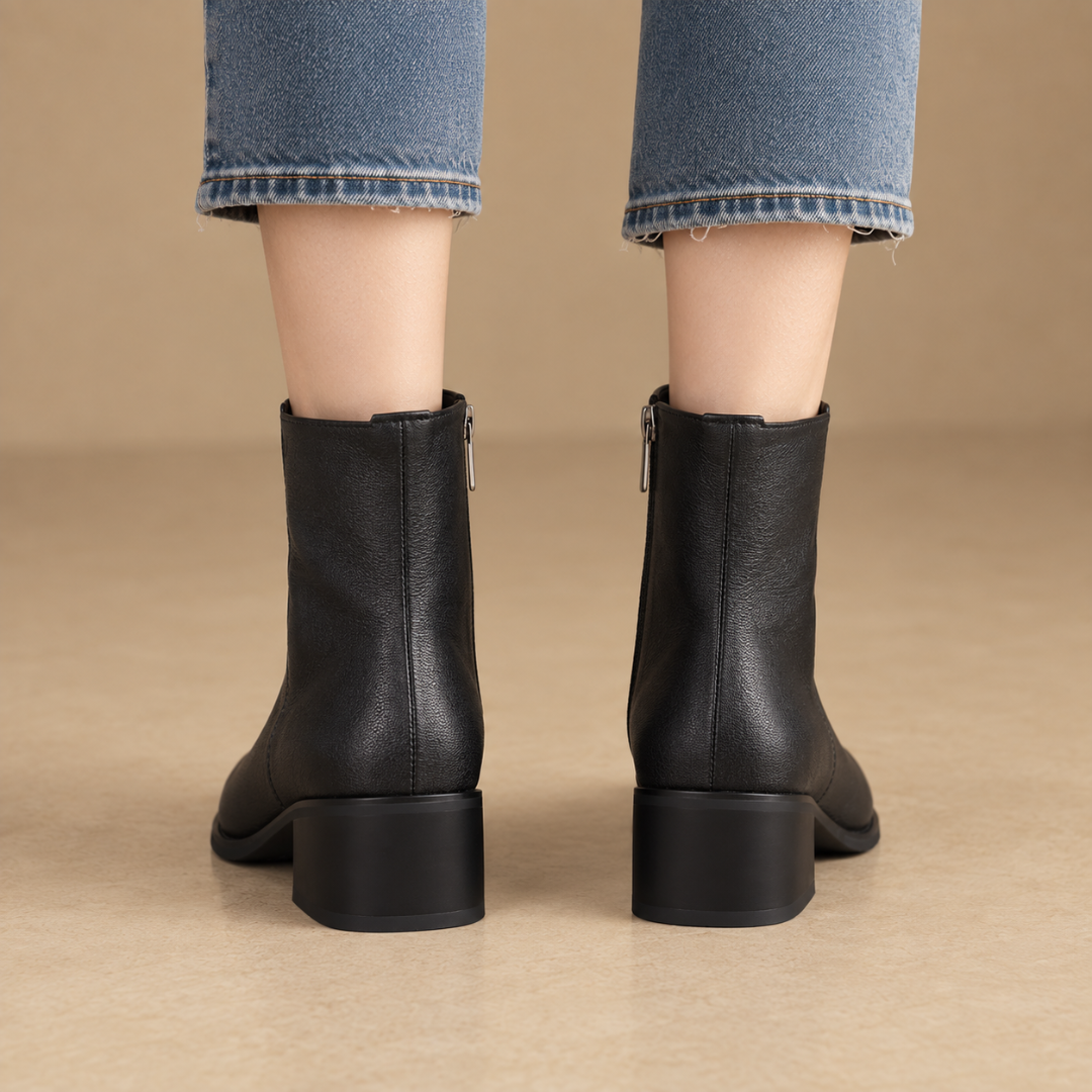 Vue arrière des bottines noires avec tirette et talon bloc noir