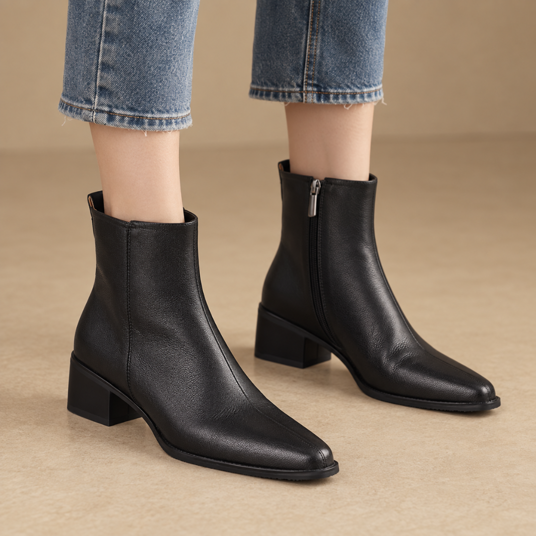 Bottines noires vues de trois quarts avec zip latéral fermé et bout légèrement carré