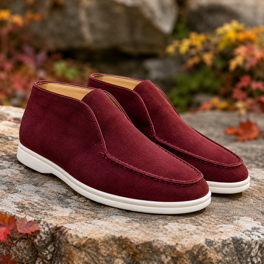 Bottines bordeaux foncé à enfiler, couture mocassin apparente et semelle blanche