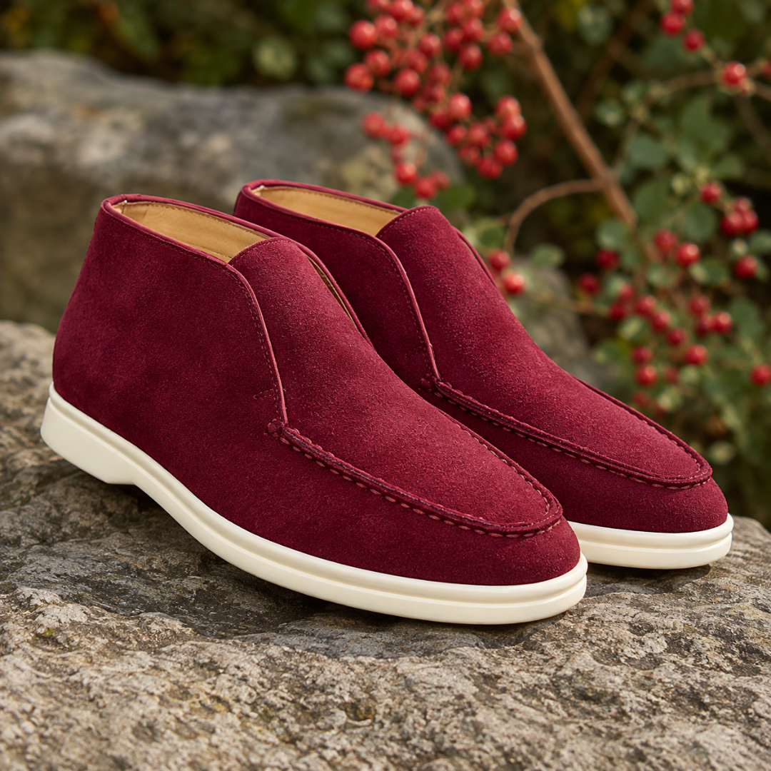Bottines bordeaux à enfiler, tige montante et semelle blanche, décor de baies rouges