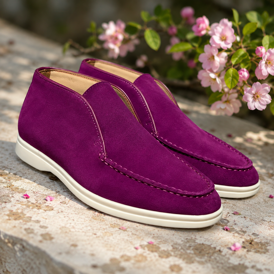 Bottines magenta à enfiler, couture mocassin et semelle blanche, décor fleuri