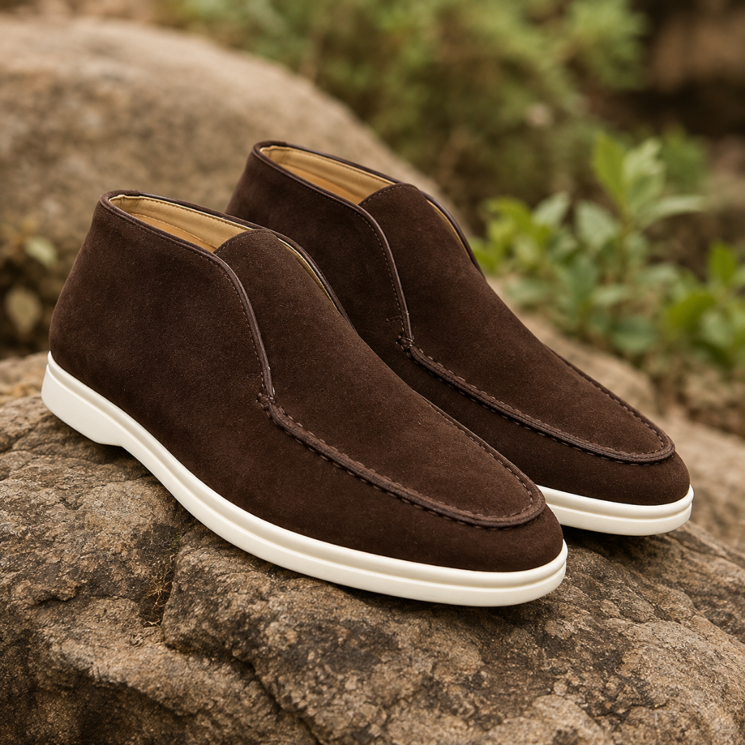 Bottines marron foncé à enfiler, tige montante et semelle blanche contrastante