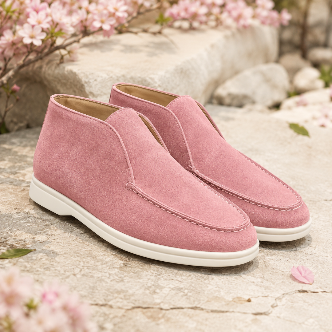 Bottines mocassins rose à enfiler avec semelle blanche, devant des fleurs de cerisier