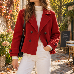 Caban femme court rouge à double boutonnage et col tailleur cranté, porté ouvert