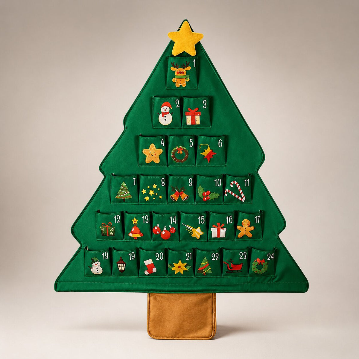 Calendrier de l'Avent sapin vert à étoile jaune et pied marron sur fond neutre