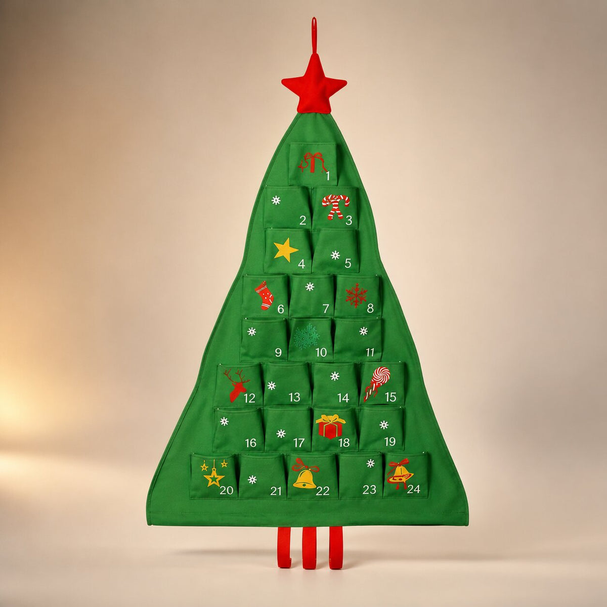 Calendrier de l'Avent sapin vert à étoile rouge et bandes rouges sur fond neutre