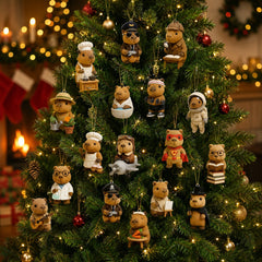 Ornements capybaras du calendrier de l'Avent suspendus aux branches d'un sapin de Noël