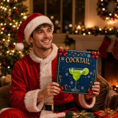 Homme en tenue de Père Noël présentant le calendrier de l'Avent cocktails