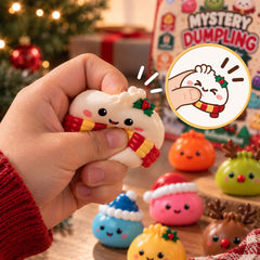 Main pressant une figurine Squishy blanche à écharpe rayée rouge et jaune