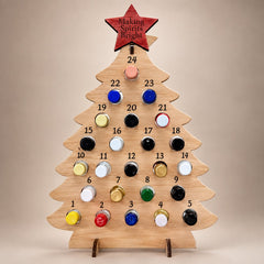 Calendrier de l'Avent sapin beige en bois naturel avec étoile rouge gravée au sommet