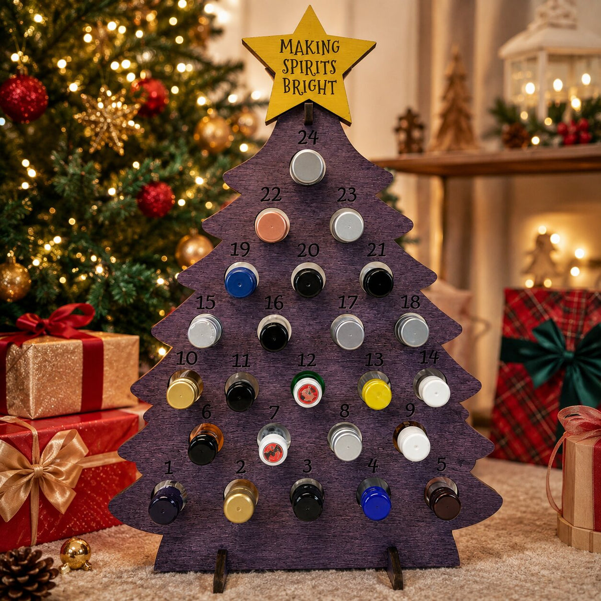 Calendrier de l'Avent sapin lilas posé au sol parmi les cadeaux et le sapin illuminé