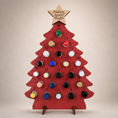 Calendrier de l'Avent sapin rouge avec étoile en bois clair et 24 emplacements numérotés