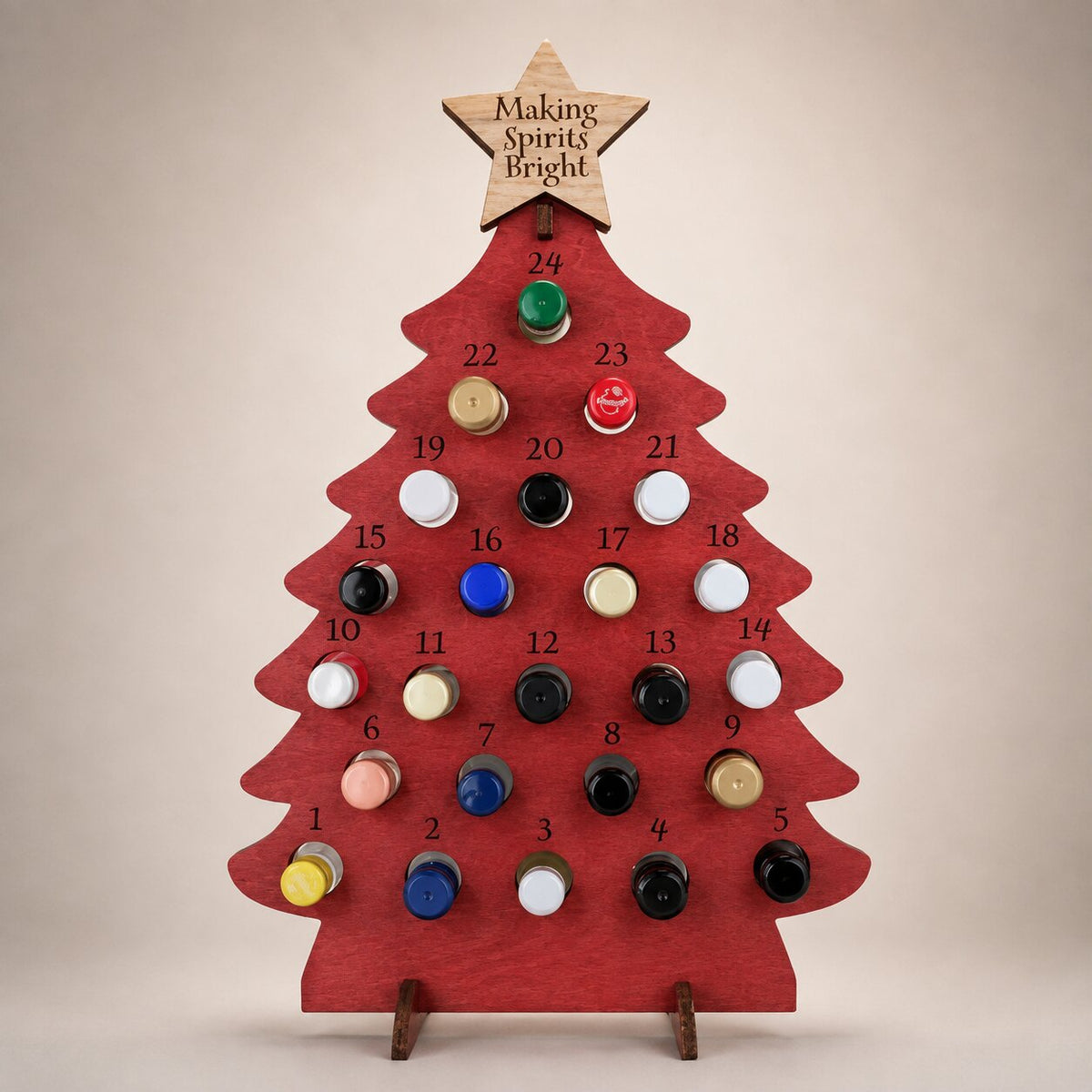 Calendrier de l'Avent sapin rouge avec étoile en bois clair et 24 emplacements numérotés