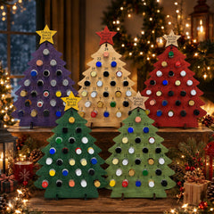 Cinq calendriers de l'Avent sapin en bois, dont le modèle vert olive, en décor de Noël