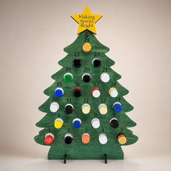 Calendrier de l'Avent sapin vert olive avec étoile jaune et mini-bouteilles de 1 à 24