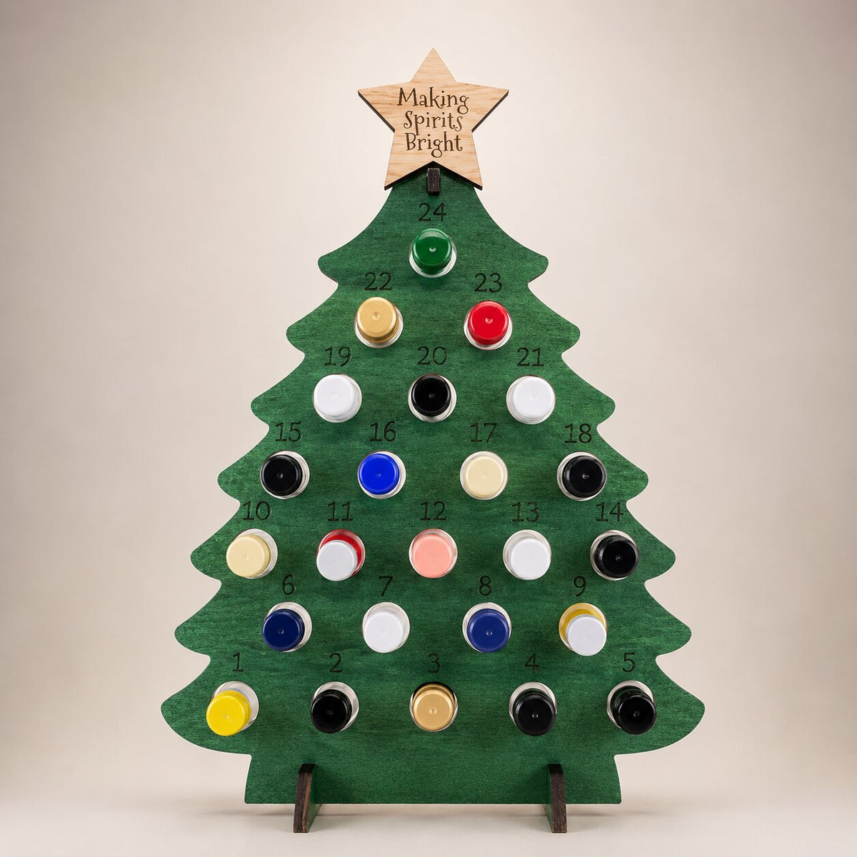 Calendrier de l'Avent sapin vert avec étoile en bois gravée et 24 emplacements numérotés