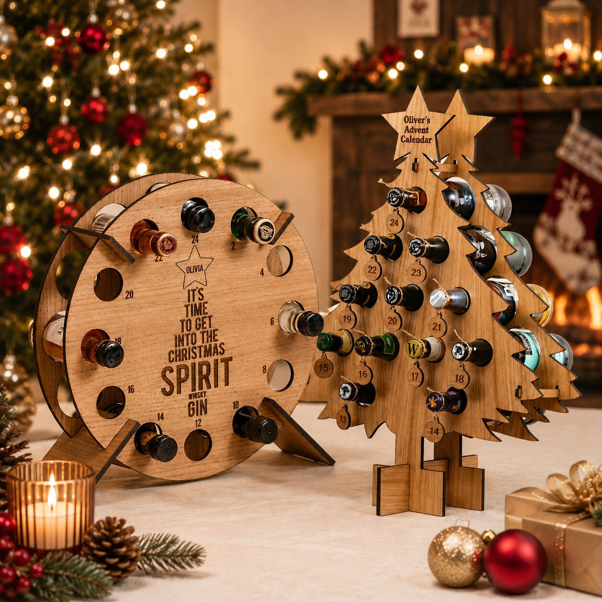 Calendrier de l'Avent en bois rond et sapin garnis de mini-bouteilles devant un sapin