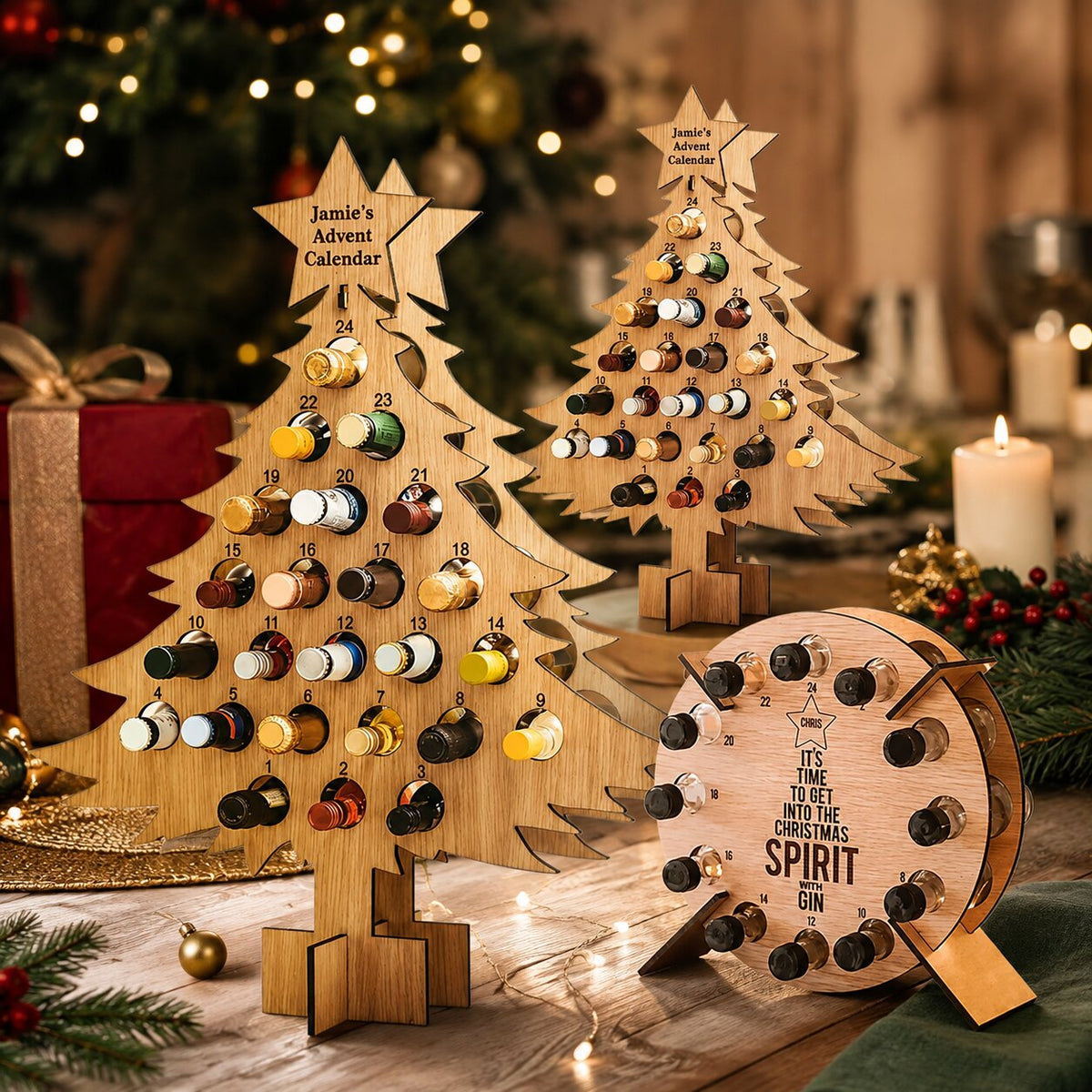 Deux calendriers de l'Avent sapin et un rond en bois garnis de mini-bouteilles