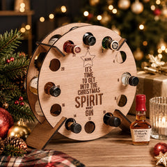 Calendrier de l'Avent rond en bois avec étoile gravée et mini-bouteille de whisky à côté