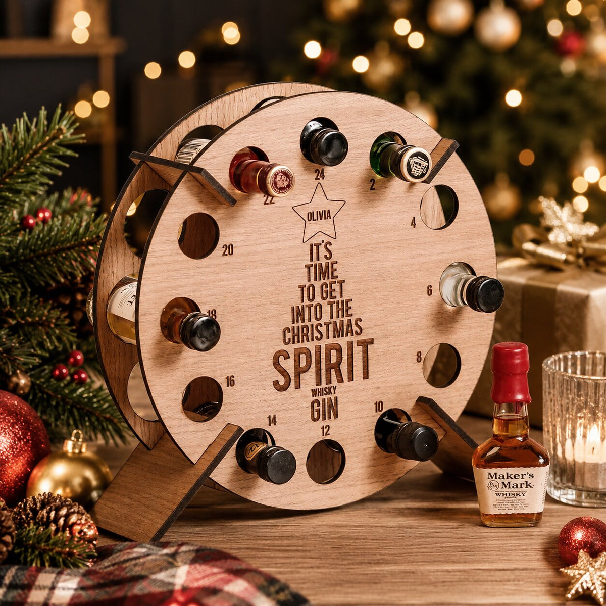 Calendrier de l'Avent rond en bois avec étoile gravée et mini-bouteille de whisky à côté