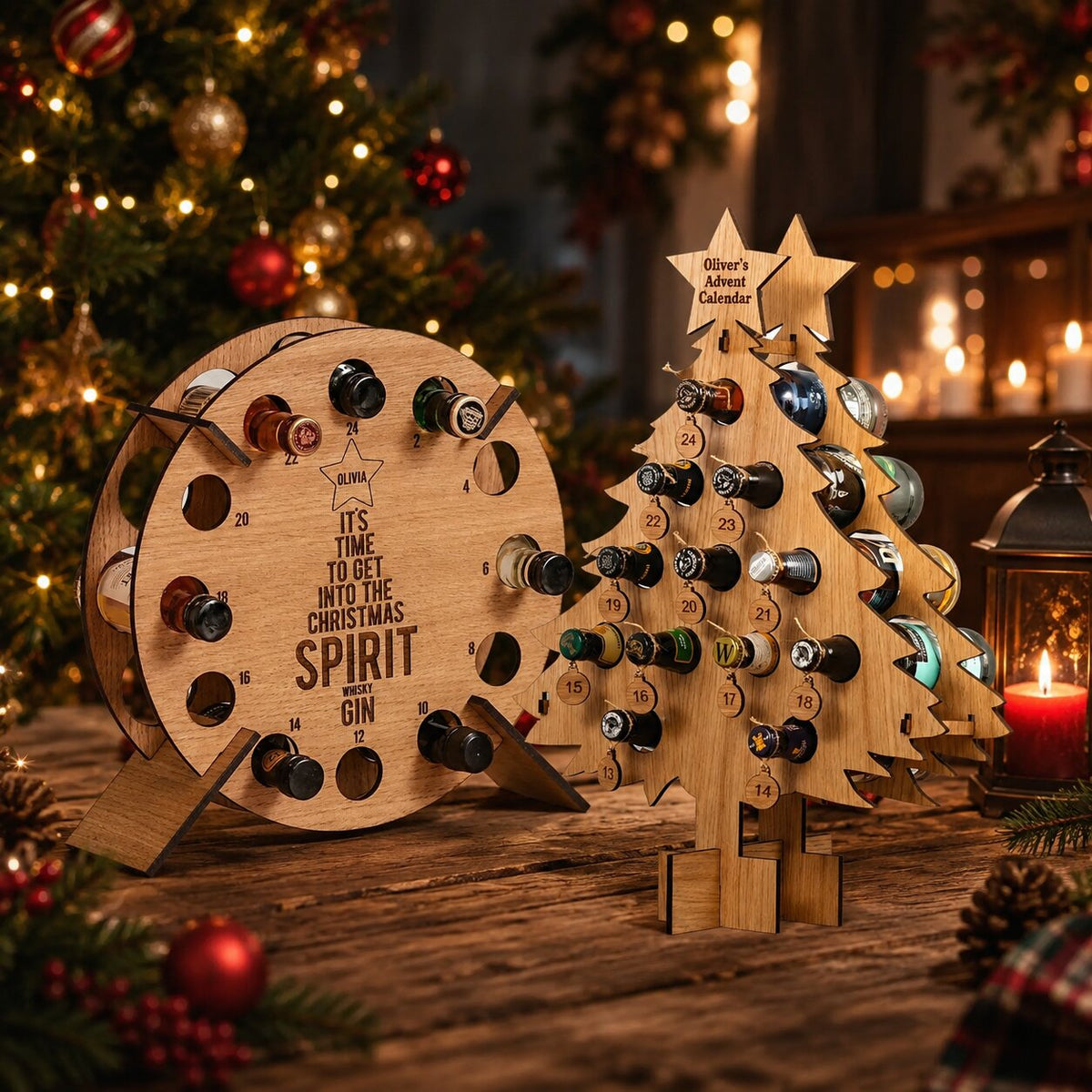 Les deux variantes du calendrier de l'Avent en bois, ronde et sapin, sur une table rustique