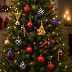 Ornements de Noël sur le sapin : boules damier, trophée doré, sucres d'orge et voiture de course rouge
