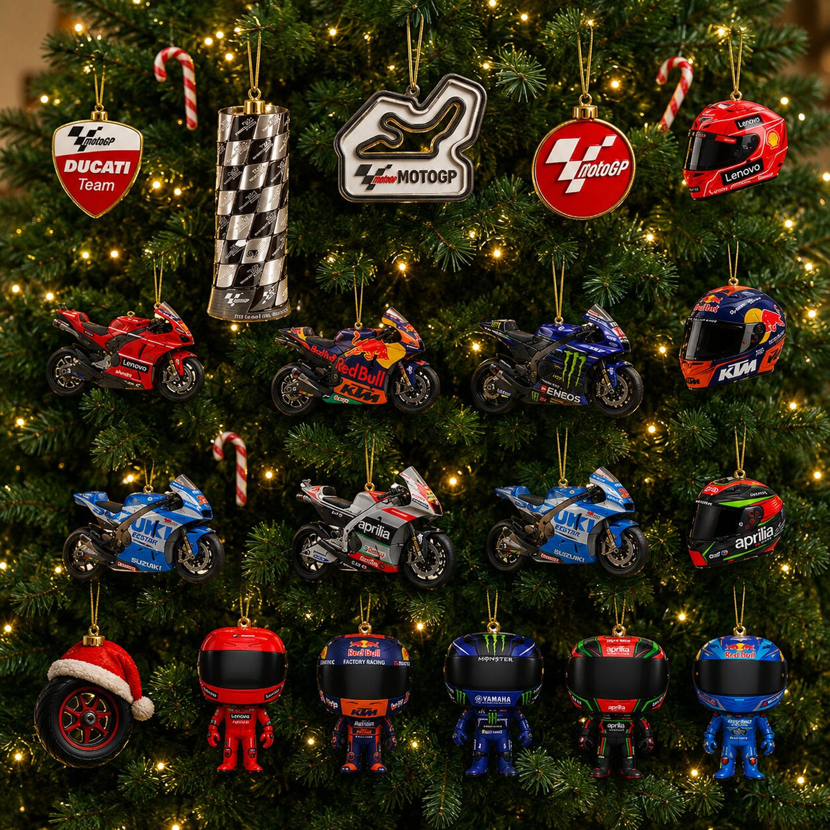 Ornements MotoGP suspendus dans un sapin : motos, casques et figurines de pilotes