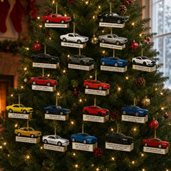 Ornements plats Mustang du calendrier de l'Avent suspendus avec leurs plaques sur un sapin
