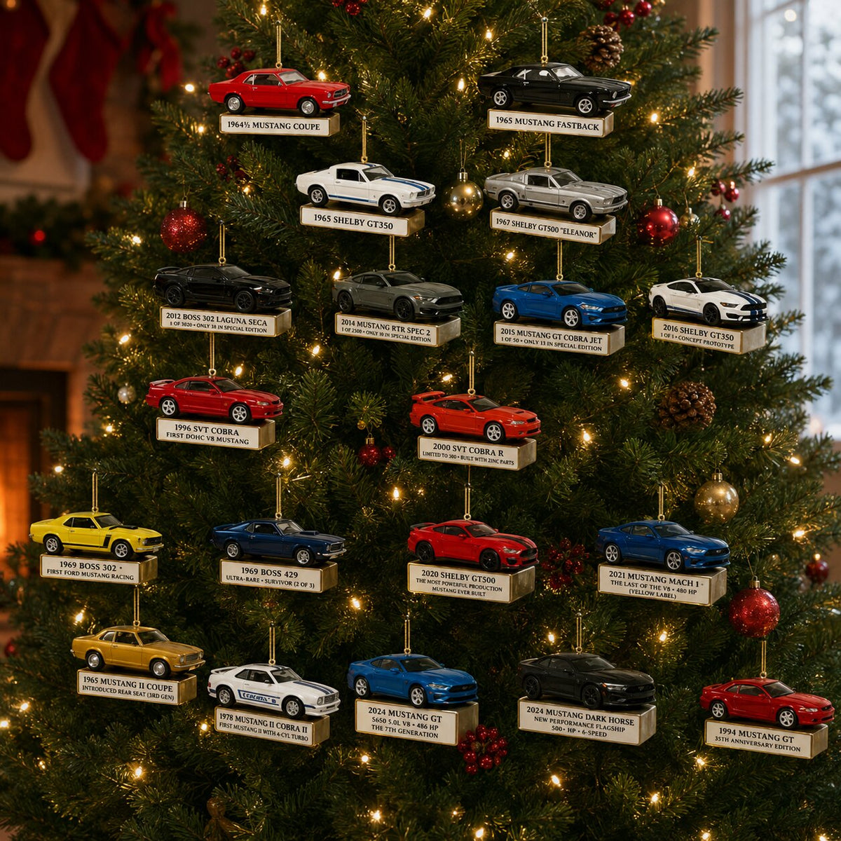 Ornements plats Mustang du calendrier de l'Avent suspendus avec leurs plaques sur un sapin