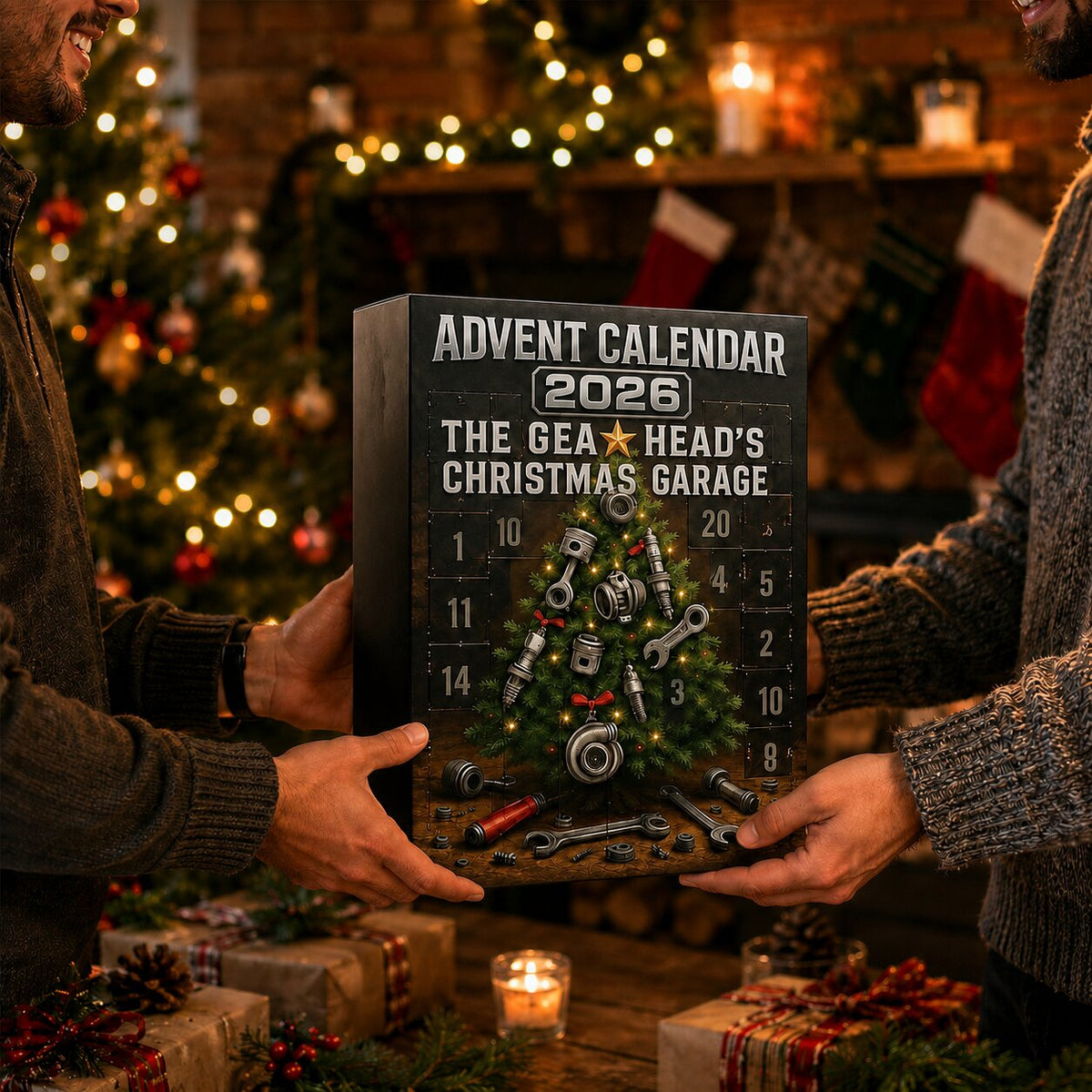 Boîte du calendrier de l'Avent 2026 tenue à deux mains devant un sapin illuminé
