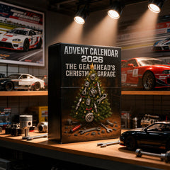 Boîte du calendrier de l'Avent posée sur un établi entouré de voitures miniatures