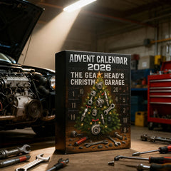 Calendrier de l'Avent pièces automobiles devant un moteur ouvert et des outils d'atelier
